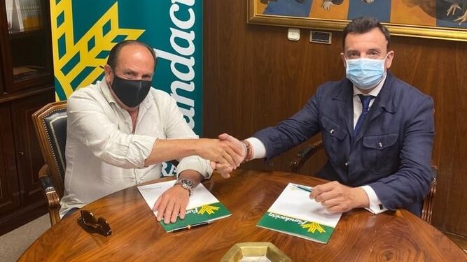 Los representantes de Asaja Huelva y Fundación Caja Rural del Sur, en la firma del convenio.