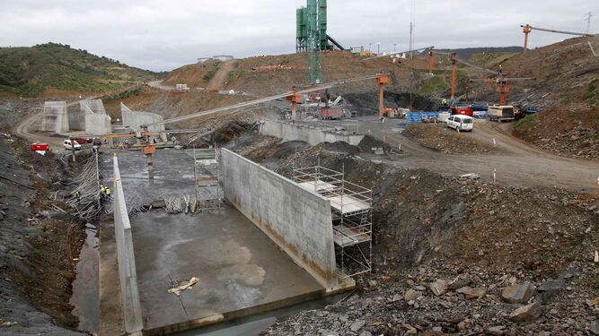 Obras de la presa de Alcolea, en la actualidad paradas.