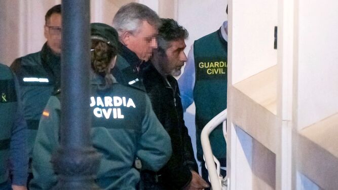 Bernardo Montoya entra a declarar ante la juez de Valverde después de ser detenido.