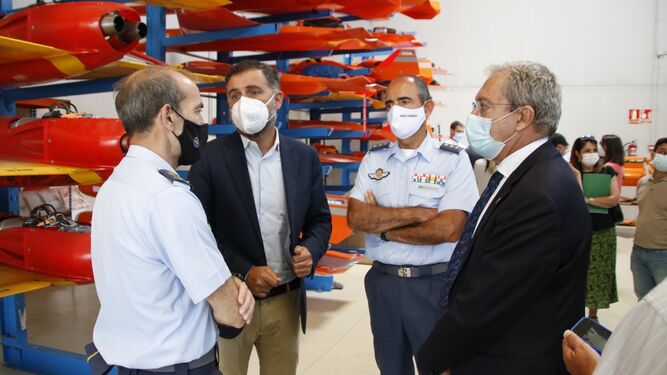 Rogelio Velasco junto al alcalde de Moguer esta mañana en la visita a las instalaciones.