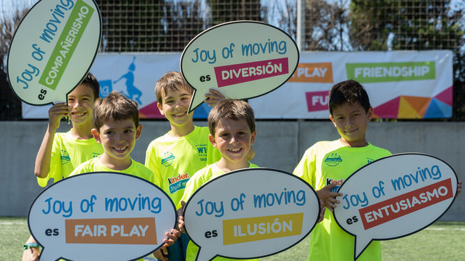 Los niños asistentes al campamento de verano organizado por Ferrero, a través del proyecto Kinder Joy of moving