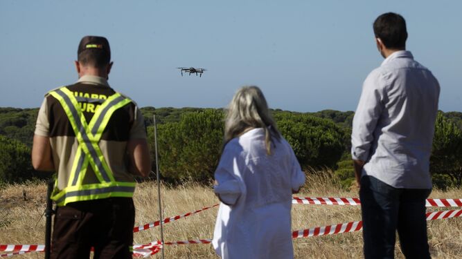 La alcaldesa y el concejal de Seguridad observan el manejo de un drone por un guarda rural