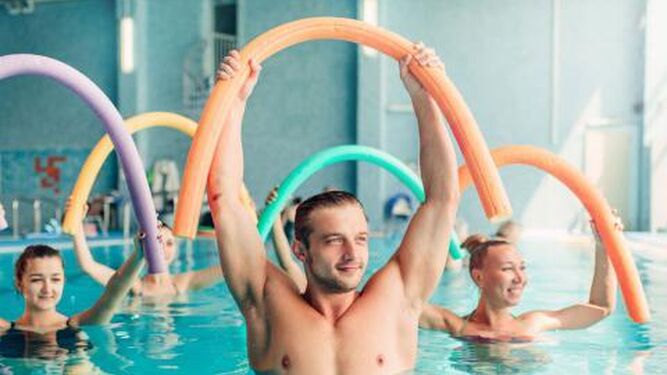 Cuatro deportes para adelgazar y tonificar en la piscina