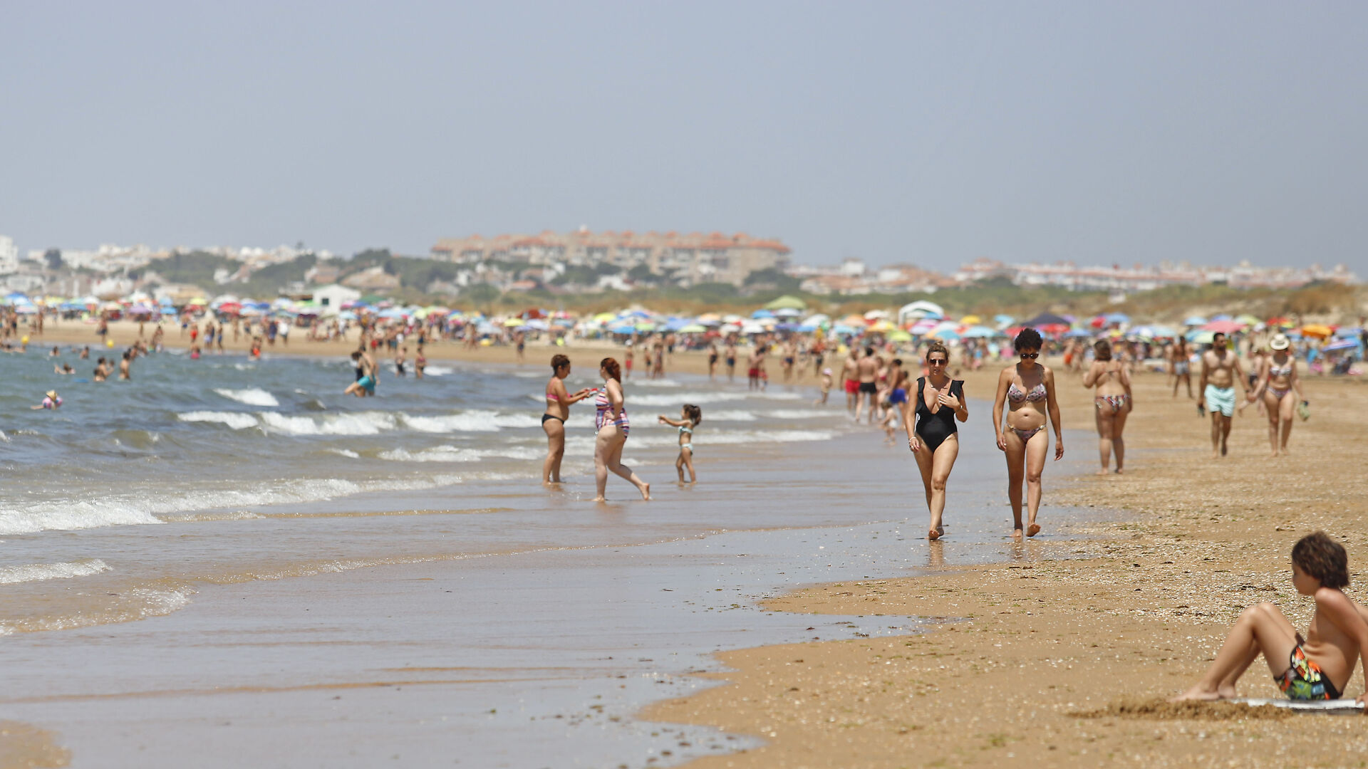 Im&aacute;genes de las playas de Huelva en un domingo intenso de calor