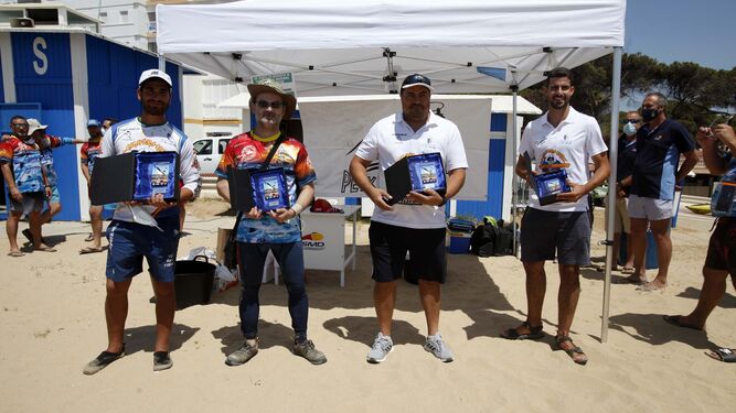 Los cuatro ganadores del campeonato posan con sus trofeos en la Playa Central de Isla Cristina