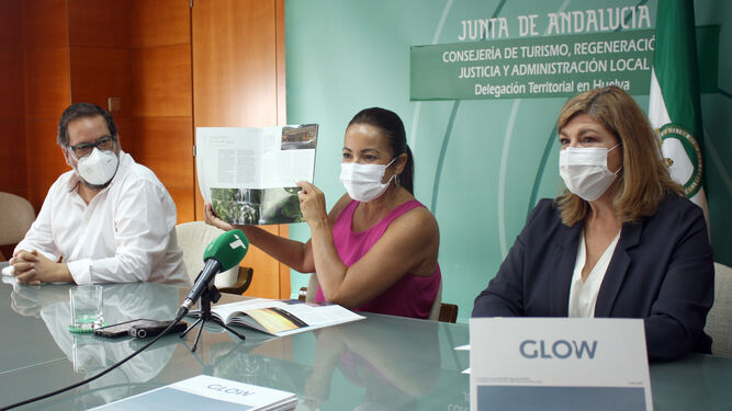 Rafael Barba, María Ángeles Muriel y Berta Centeno en la presentación de la revista Glow