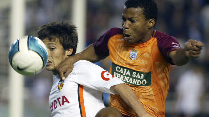 Ikechukwu Uche pugna un balón con David Silva en un partido del Recreativo de Huelva contra el Valencia en el Estadio de Mestalla / REUTERS