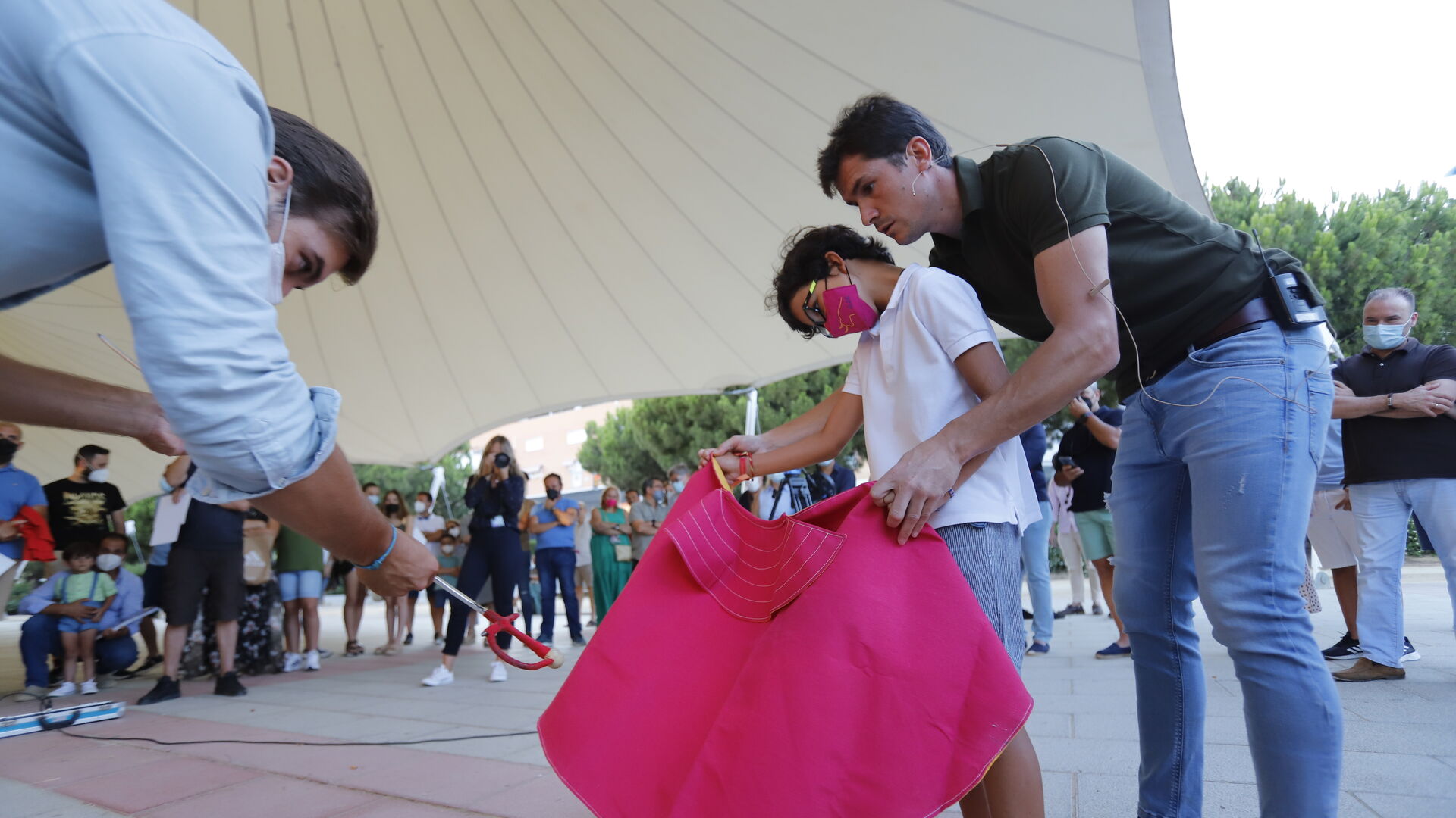 El diestro Daniel Luque lleva a cabo la 'Escuela de Toreo en las calles de Huelva'