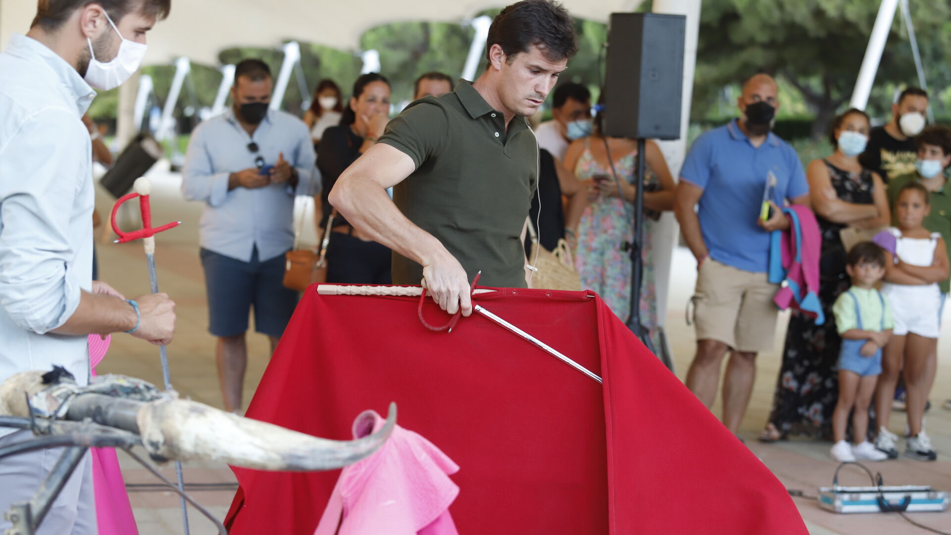 El diestro Daniel Luque lleva a cabo la 'Escuela de Toreo en las calles de Huelva'