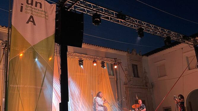 El artista José Luis Gutiérrez en un momento de su actuación en La Rábida.