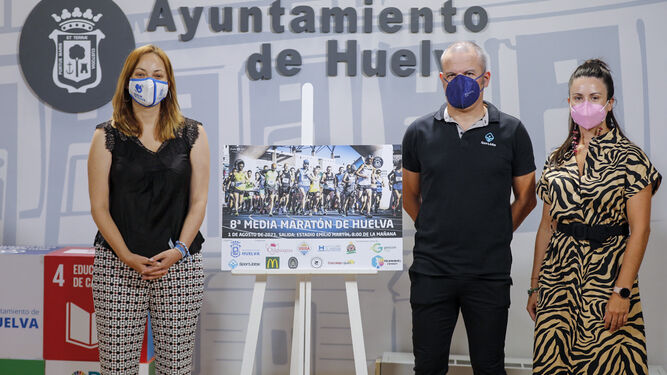 María Teresa Flores, Bella Canales y Emilio Muñoez presentan la VII Media Maratón Ciudad de Huelva en el Ayuntamiento de Huelva