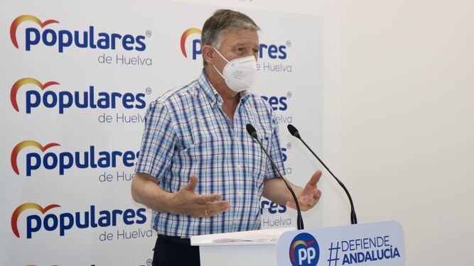 Carmelo Romero en la sede del PP de Huelva