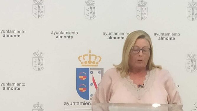 La alcaldesa de Almonte en su comparecencia en la Casa Consistorial