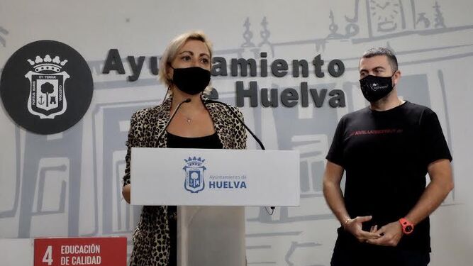 La concejala de Comercio y Mercados del Ayuntamiento de Huelva, Tania González, y el vicepresidente de Huelva Comercio, Carlos Moral