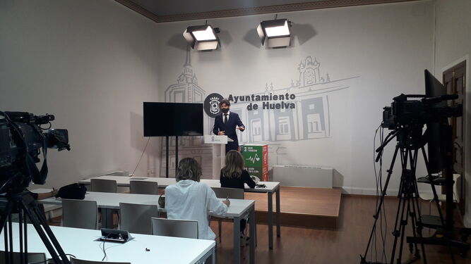 El portavoz municipal de Vox, Wenceslao Font Briones, en el Ayuntamiento de Huelva.