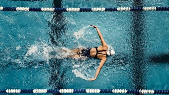 La natación, el deporte que te enganchará este verano