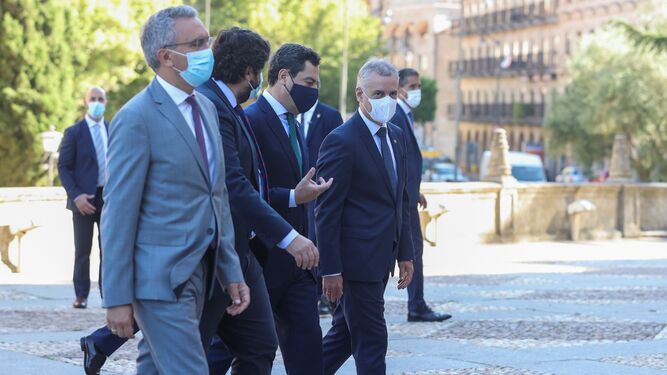 Juanma Moreno, entre Fernando López Miras e Íñigo Urkullu, a su llegada a la XXIV Conferencia de Presidentes en Salamanca