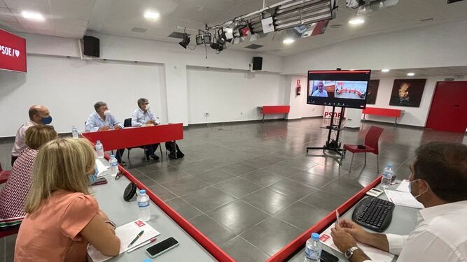 Imagen de la reunión con el secretario de Estado en la sede del PSOE de la capital.