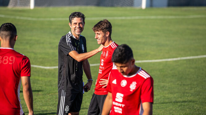 Alberto Gallego bromea con Ponce en los entrenamientos de la Ciudad Deportiva