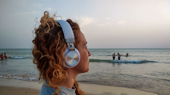 Escucha tus emisoras de radio locales mientras paseas por las playas de Huelva