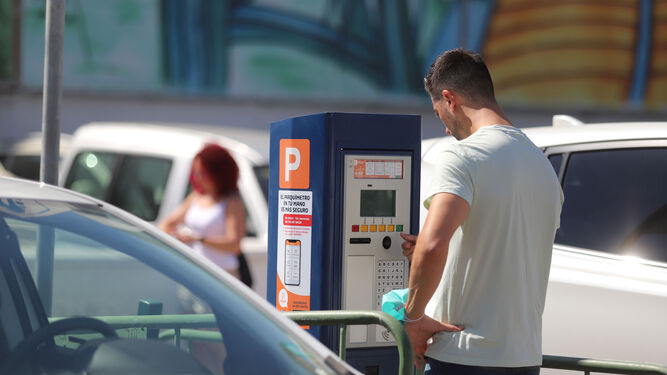 Un joven paga su estacionamiento en uno de los puntos de la zona ORA actualmente vigente en la capital.