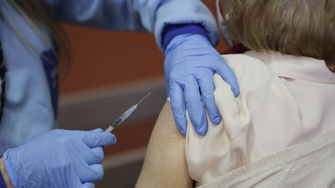 Una sanitaria se dispone a vacunar a una mujer en una de las convocatorias realizadas este año.