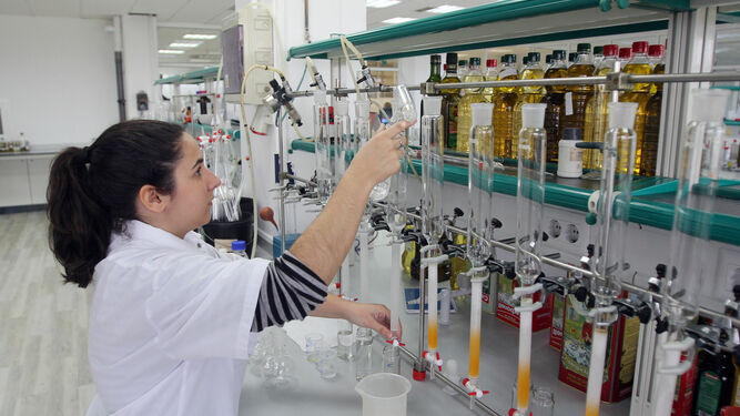 Una operaria de laboratorio en la fábrica de Deoleo en Córdoba.