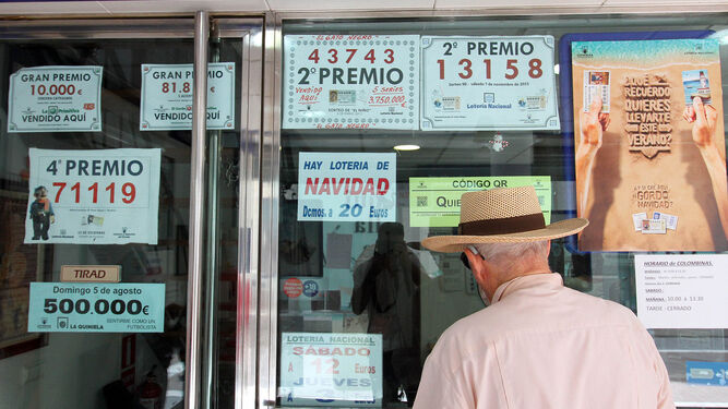 Un hombre en la ventanilla de una administración de loterías.