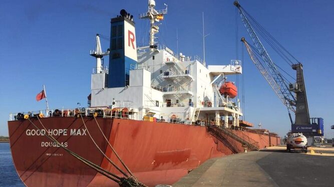 El buque ‘Good Hope Max’ realizó la mayor descarga de maíz procedente de Brasil.