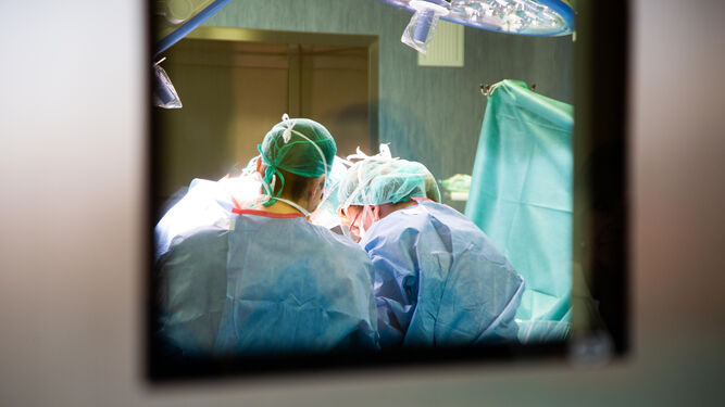 Intervención quirúrgica en el hospital Infanta Elena de Huelva.