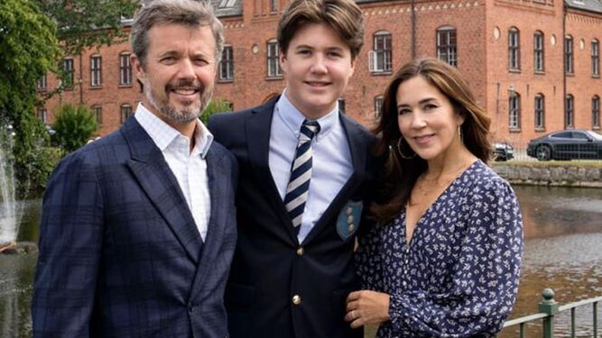 Christian, con sus padres, los príncipes Federico y Mary, a las puertas del nuevo colegio del príncipe.