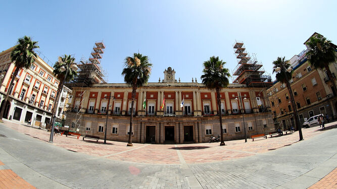 Panorámica del palacio consistorial, en la Plaza de la Constitución de la capital onubense.