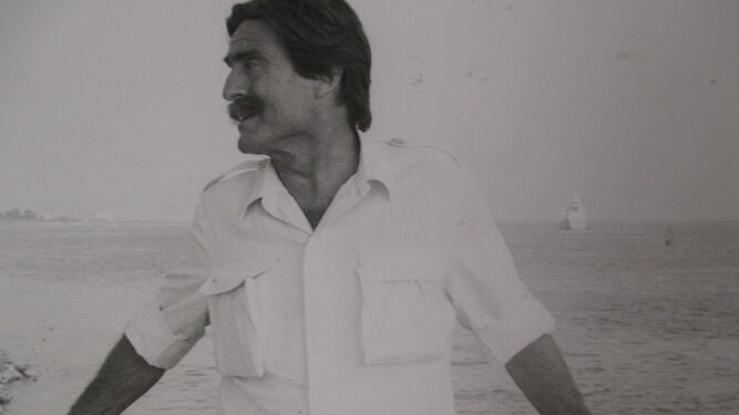 Miguel de la Quadra Salcedo ante la Costa de Huelva en una fotografía de 1991.
