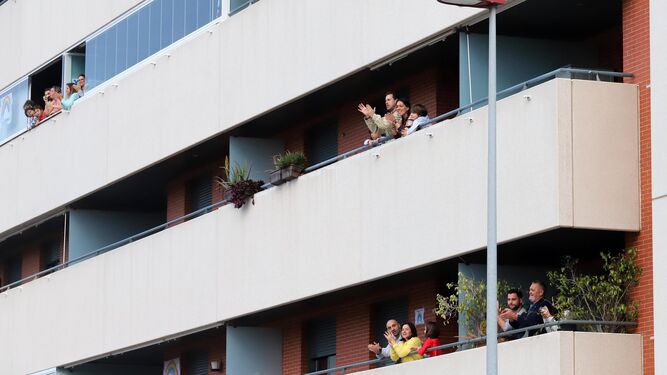 Vecinos de un bloque de viviendas de Huelva aplauden a los sanitarios en el confinamiento.