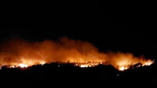 Aspecto de las llamas vistas desde Bonares.
