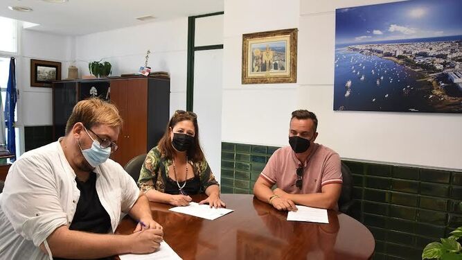 Firma del convenio entre el Ayuntamiento de Punta Umbría y la asociación Resurrección