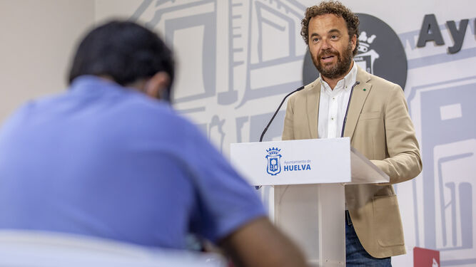 Daniel Mantero,  teniente alcalde de Cultura del Ayuntamiento de Huelva, presentando la programación cultura de otoño
