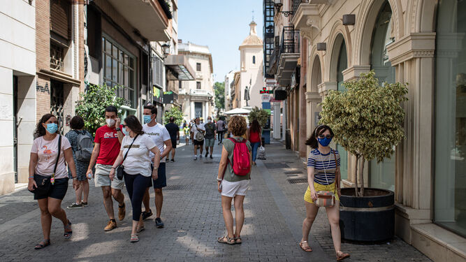 Varias personas pasean por el centro de Huelva.