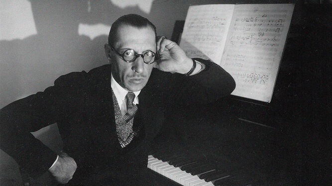 Ígor Stravinski posando ante el piano