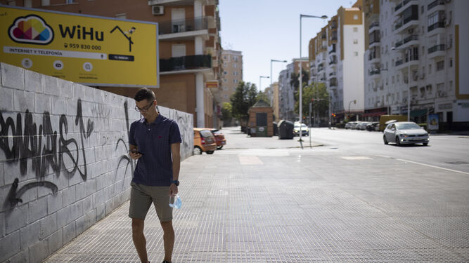 Un hombre pasea por Huelva capital.