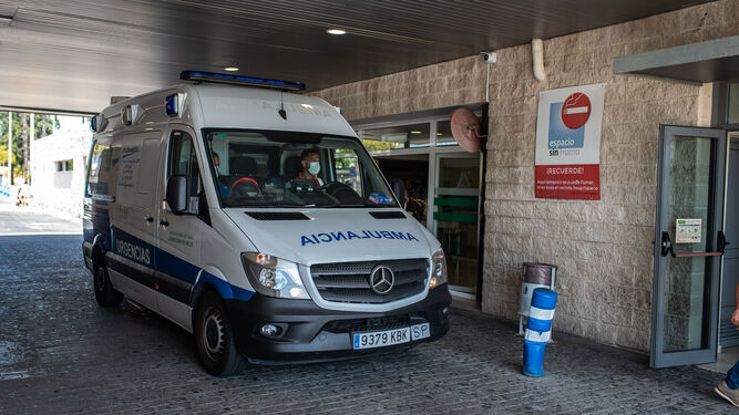 Ambulancia en el Hospital Juan Ramón Jiménez.