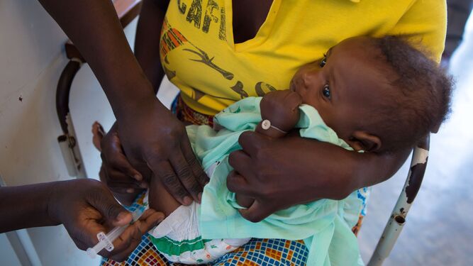 Vacunación de un bebé en África.