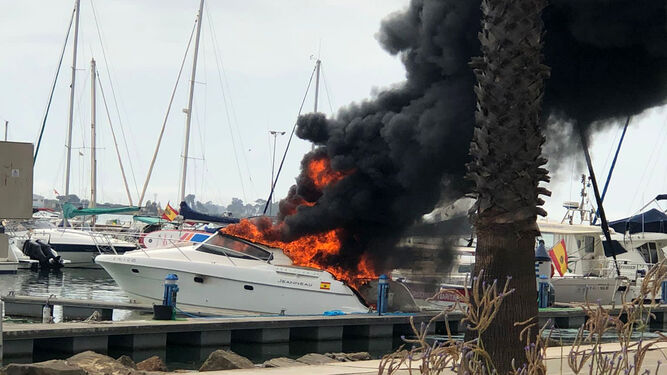 El fuego ha ocasionado cuantiosos daños a la embarcación recreativa