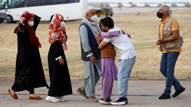 Algunos de los pasajeros tras desembarcar del avión procedente de Dubai,