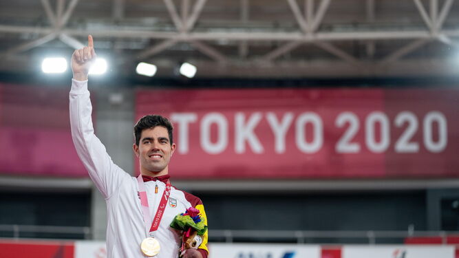 El cordobés Alfonso Cabello levanta el brazo con la medalla de oro en los Paralímpicos.
