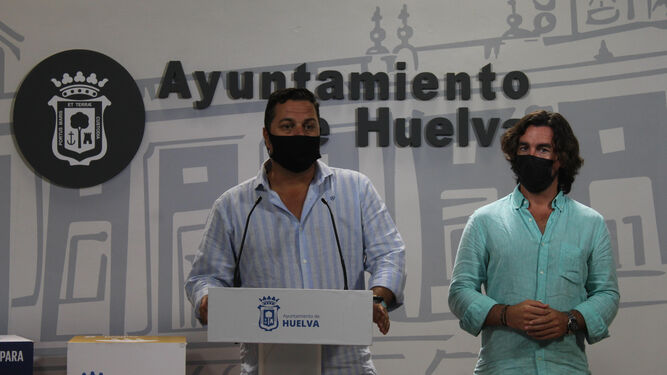 El portavoz del grupo popular en el Ayuntamiento de Huelva, Jaime Pérez, junto al concejal Javier González