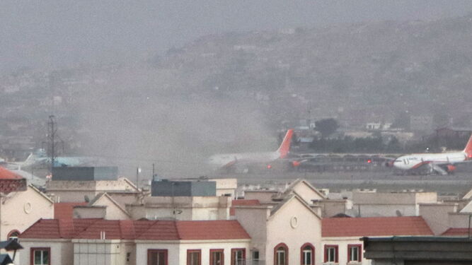 Una imagen del aeropuerto de Kabul tras la explosión registrada este jueves.