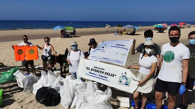 Limpieza de la playa de Matalascañas de la Asociación El Burrito Feliz