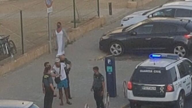 La Guardia Civil sorprende a un varón robando en el interior de un vehículo en Punta Umbría