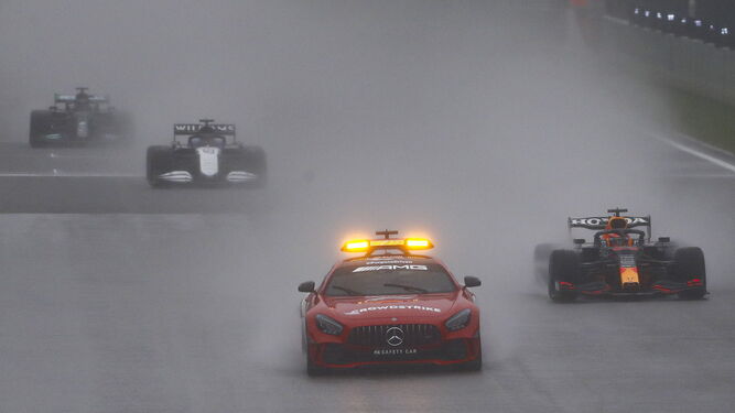 El safety car 'lideró' la carrera en Spa bajo una intensa lluvia.